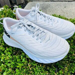 Hoka One One Arahi 4 Nimbus Cloud Women Size 9D. White Athletic Running Shoes